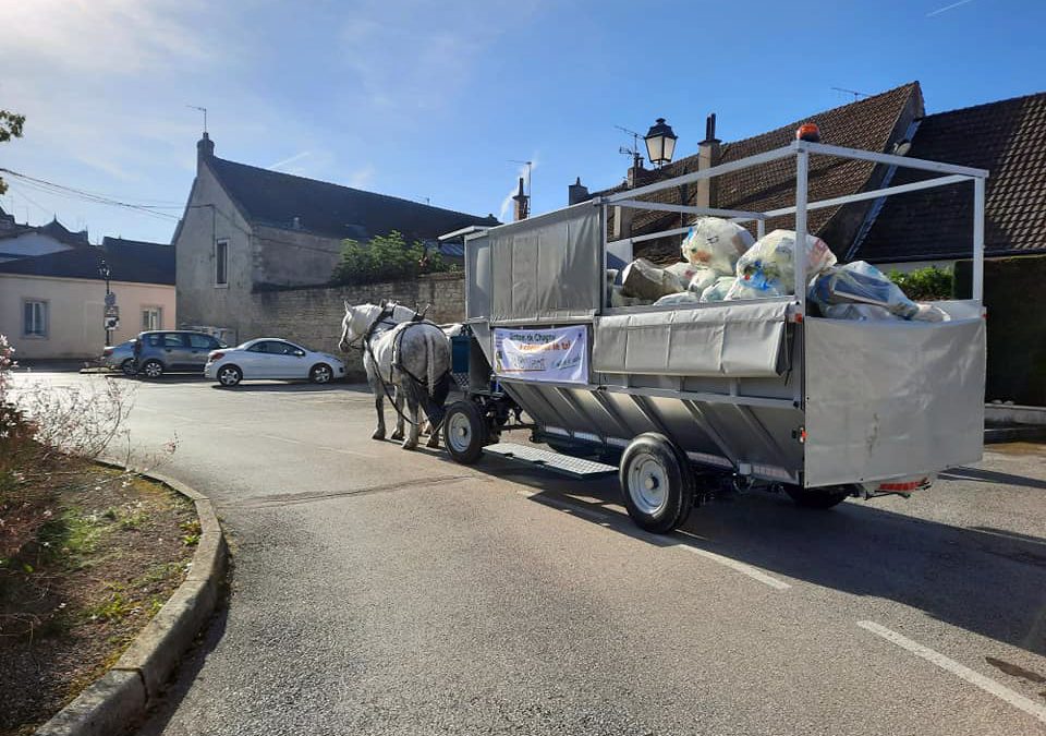 Voiture hippomobile pour la collecte de déchets